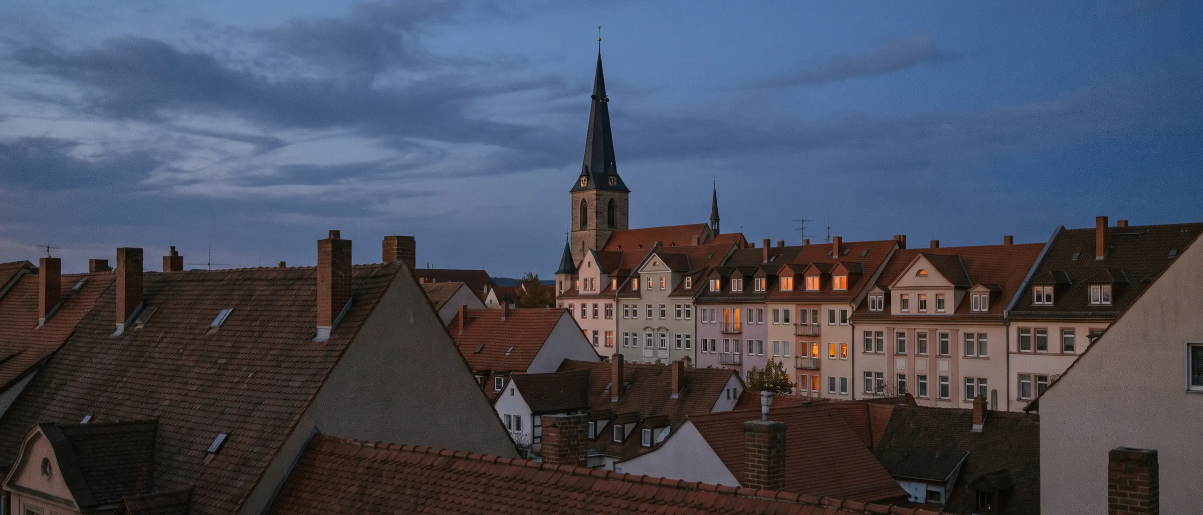 Blick über die Dächer einer deutschen Stadt am Abend